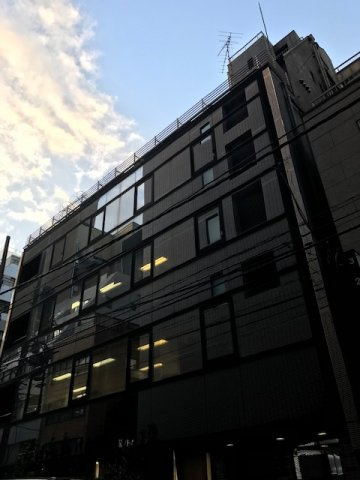 アルファ新富ビルの外観