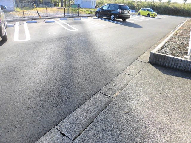 リバーライズⅡの駐車場