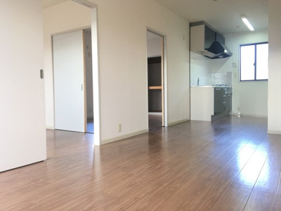 【居間・リビング】 | クレール | キッチンにも小窓があります