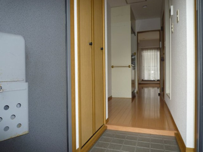 【内装】 | プティベルジェ | 玄関から