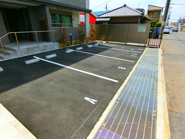 ＴＫアンバーコート大美野の駐車場
