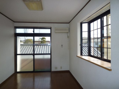 【居間・リビング】 | さくらハイツ | 角部屋は出窓付き