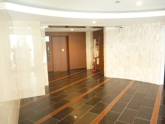 セレニテ上町台　BRAVI不動産のエントランス|【セレニテ上町台】落ち着いたエントランスです