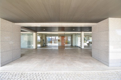 【エントランス】 | コスモ横浜本牧シーサイドテラス | JR京浜東北線・根岸線「根岸」駅バス7分「本牧市民公園前」停歩4分。