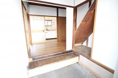 【玄関】 | 阪南町1丁目長屋 | 土間の広い玄関で、横には階段下収納があります♬