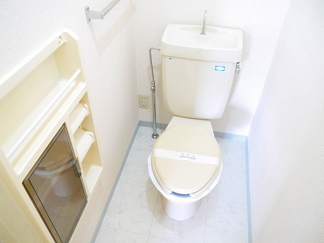サニーコート観世Aのトイレ|落ち着いた色調のトイレです