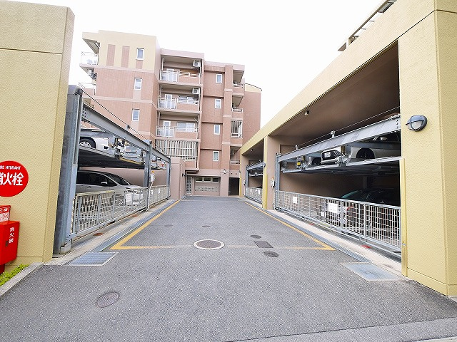 リヴェール富雄　弐番館の駐車場|駐車場があるので、車を買う予定の方も安心です