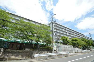 【外観】 | 千里泉ケ丘スカイハイツ | 物件資料を、メールやご郵送にてお届けすることが可能です。また、お客さまのご不明な点がありましたら、お気軽に弊社スタッフまでお聞きくださいませ。