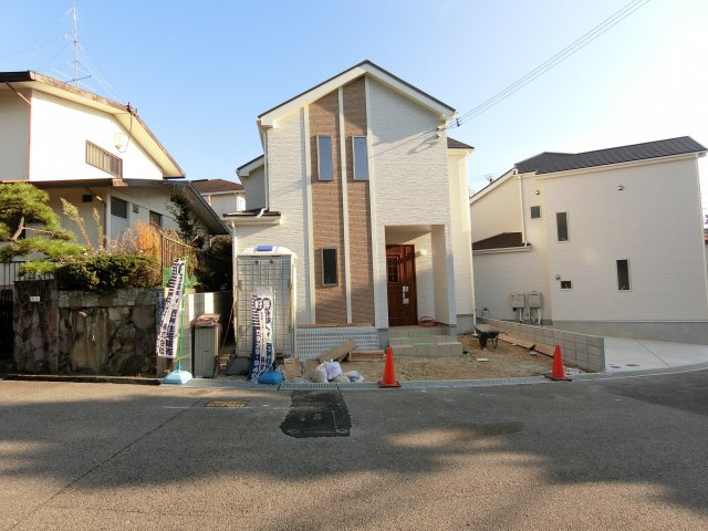 神戸市垂水区狩口台５丁目　新築戸建　２号棟の前面道路含む現地写真