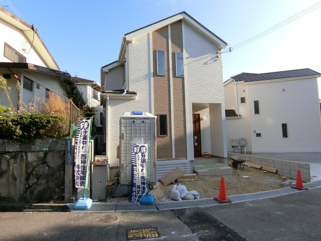 神戸市垂水区狩口台５丁目　新築戸建　２号棟の前面道路含む現地写真|カースペース２台分　現在工事中