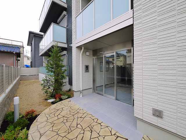 シャーメゾン京終のエントランス