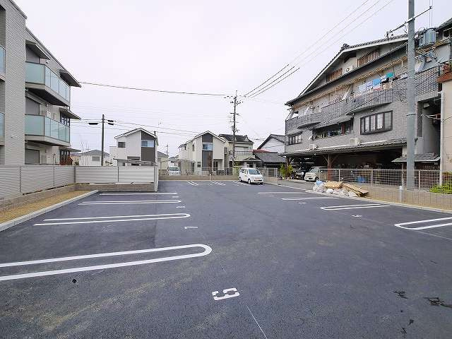 シャーメゾン京終の駐車場