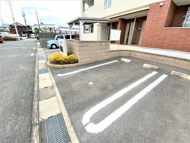 グラース・ｙの駐車場