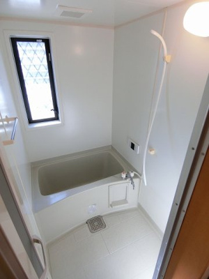 【浴室】 | ドエルCHIDA | 家族の入浴時間がずれても温められる追い焚き機能付きのバスルーム☆小窓があるので湿気がこもりにくくて良いですね☆