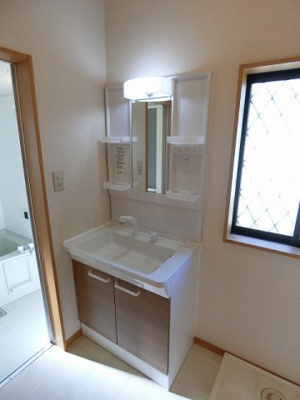 【洗面所】 | ドエルCHIDA | ファミリータイプには必ず欲しい独立洗面台付きで朝の準備もらくらく♪お化粧するときに大活躍ですね！