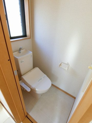 【トイレ】 | ドエルCHIDA | トイレは温水洗浄便座付き♪人気のバストイレ別です♪窓のあるトイレで換気もOK☆嫌なニオイがこもりません♪