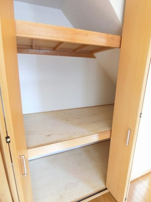 【収納】 | ドエルCHIDA | キッチンにある階段下収納です！かさ張るお掃除用品などもすっきり収納できて便利！