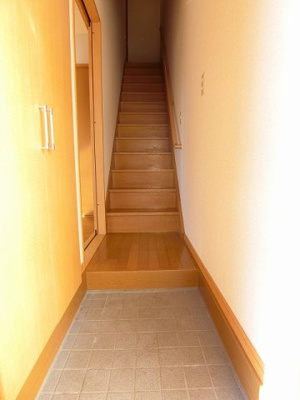 【玄関】 | ドエルCHIDA | 玄関から室内への景観です！左手に洋室6帖のお部屋、正面の階段を上がると和室6帖のお部屋に繋がっています☆