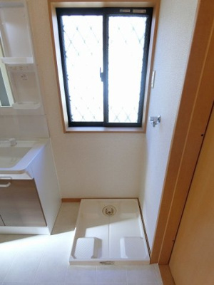 【設備】 | ドエルCHIDA | 洗面所内、独立洗面台横にある室内洗濯機置き場です♪防水パンが付いているので万が一の漏水にも安心です！洗面所には窓があるので換気もOK♪