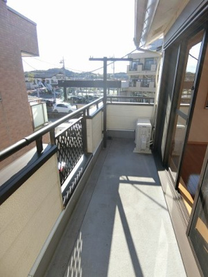 【バルコニー】 | ドエルCHIDA | バルコニーは南東向きなので、晴れた日のお洗濯物は朝からよく乾きそう☆気分転換をするにもおすすめです☆