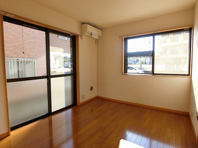 【洋室】 | ドエルCHIDA | 1階・南東向き洋室6帖☆角部屋二面採光のお部屋です！エアコン付きで1年中快適に過ごせますね☆