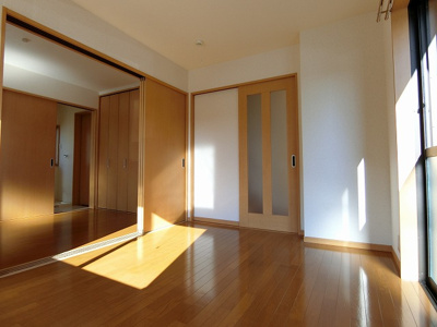 【洋室】 | ドエルCHIDA | 1階・南東向き洋室6帖☆窓側からの眺めです！キッチンスペースに繋がっています♪