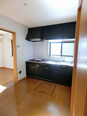 【キッチン】 | ドエルCHIDA | 3口ガスコンロ/グリル付きシステムキッチンです☆グリルがあるとお料理の幅が広がりますね♪窓があるので換気もOK♪床下収納も完備☆