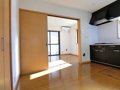 【キッチン】 | ドエルCHIDA | 5.1帖キッチン、洗面所側からの眺めです！広めのキッチンスペースで毎日楽しくお料理できますね！収納スペースもあります☆