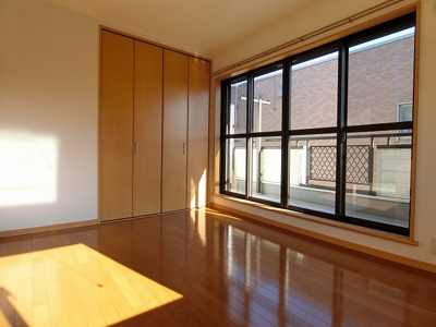 【洋室】 | ドエルCHIDA | 2階・南東向き洋室6帖☆バルコニーに繋がる角部屋二面採光のお部屋です！こちらのお部屋もエアコンを完備♪