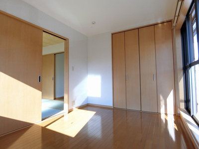 【寝室】 | ドエルCHIDA | 2階・南東向き洋室6帖☆収納スペースのあるお部屋です！荷物をたっぷり収納できてお部屋がすっきり片付きます☆