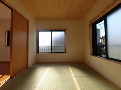 【和室】 | ドエルCHIDA | 2階・和室6帖☆角部屋二面採光の落ち着くお部屋です！赤ちゃんのごろごろやハイハイはやっぱり和室がよかったりします♪収納スペースも完備◎