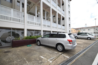 【駐車場】 | 【デザインリノベーション！おしゃれな室内です♪】豊中パークハイツ