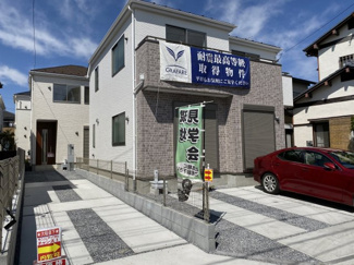 【外観】 | 外はこのようになっています。前面道路含む現地写真です。南側の道路に面している物件は日当たりが良いです。譲れない条件として挙げる方の多い、新築の戸建て物件となります。