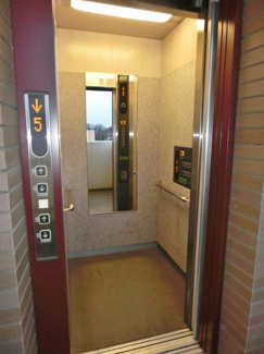 【その他共用部分】 | 5階までエレベーターでラクラク上がれます♪疲れた時や荷物の多いときにもエレベーターは嬉しい☆