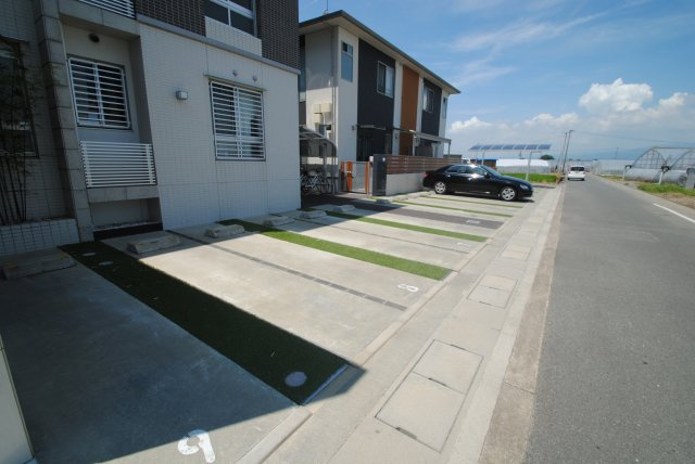 ステラオブレオ　の駐車場