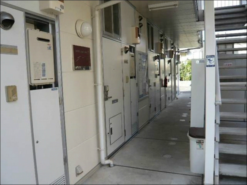  レオパレス本町の玄関