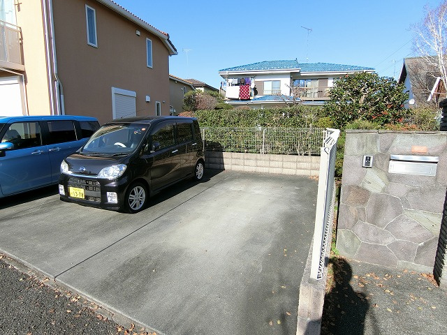 ロコハウスB棟の駐車場