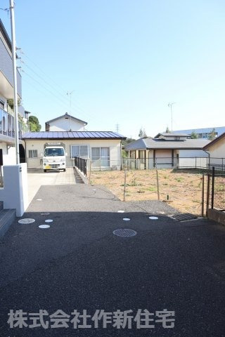 習志野市花咲２丁目　売地　建築条件なし　更地　約４７坪の前面道路含む現地写真|４ｍ道路面