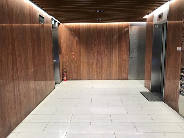 材商会館のエントランス