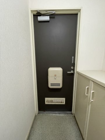 平野町アパートの玄関