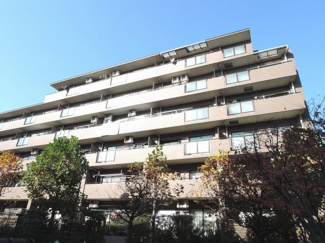 【外観】 | 南東角部屋・二面バルコニーにつき陽当り・通風良好！
収納力の高いウォークインクローゼット。