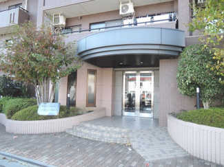 【エントランス】 | 東急田園都市線「鷺沼」駅バス14分「和田八幡宮下」停歩2分
市営地下鉄ブルーライン「センター北」駅バス11分「東山田2丁目」停歩6分。