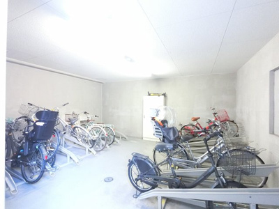 【その他共用部分】 | パレ・ソレイユ田園調布東 | 屋内駐輪場の為、雨などのときでも安心です。