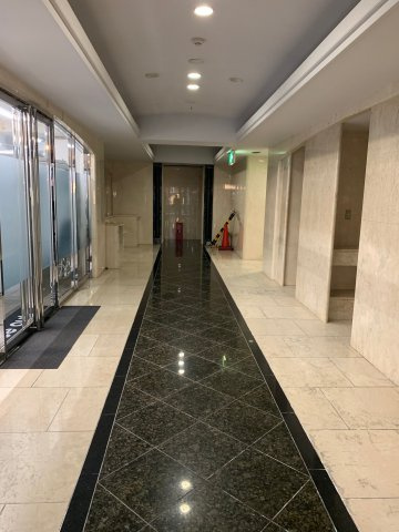 方南町ビルのエントランス