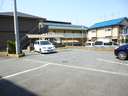 堺市東区日置荘原寺町のアパートの駐車場
