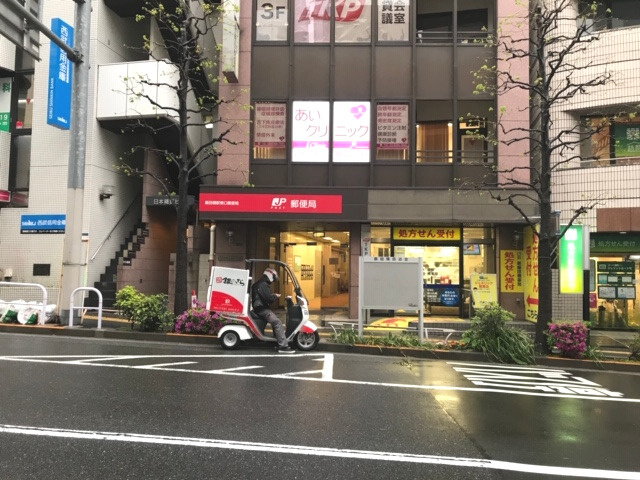 新宿区下宮比町の事務所のエントランス