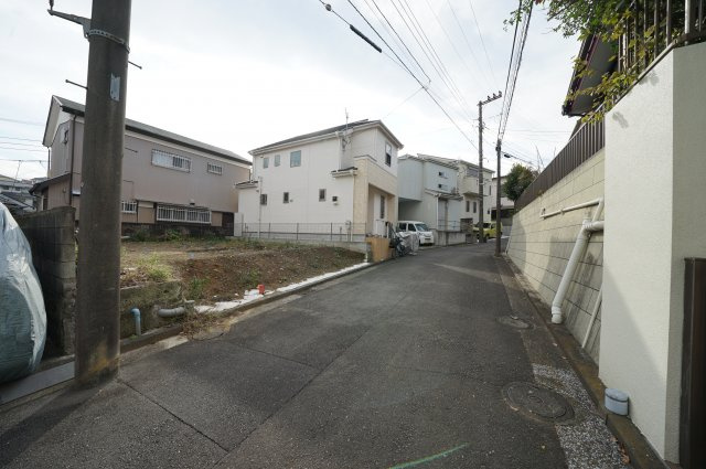 保土ヶ谷区鎌谷町　新築戸建ての前面道路含む現地写真