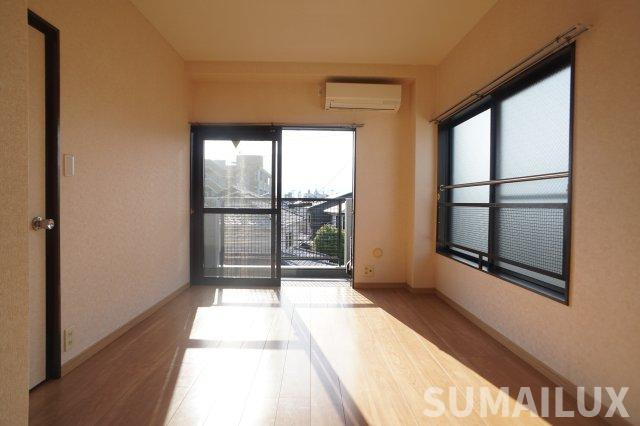 ユニヴァーサルハイツの洋室