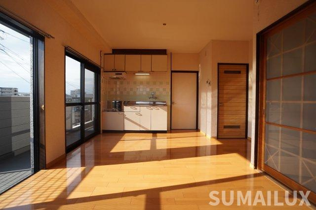 ユニヴァーサルハイツの居間・リビング