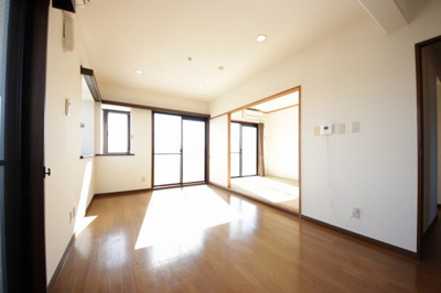 【居間・リビング】 | エスグランデ鴻巣 | ※別部屋参考写真